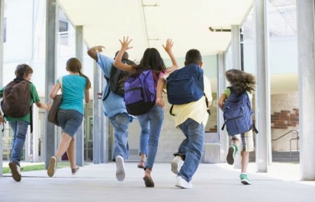 В Хакасии 8-летняя школьница разбила голову, скатываясь по перилам