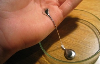 Житель Саяногорска нашел бутылку с жидкостью, похожей на ртуть