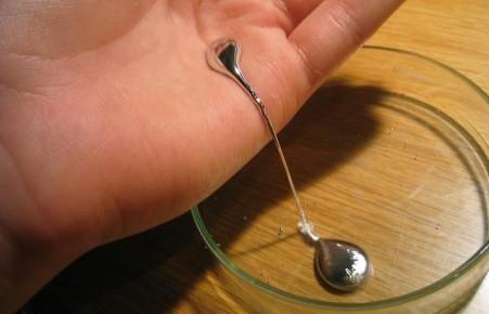 Житель Саяногорска нашел бутылку с жидкостью, похожей на ртуть