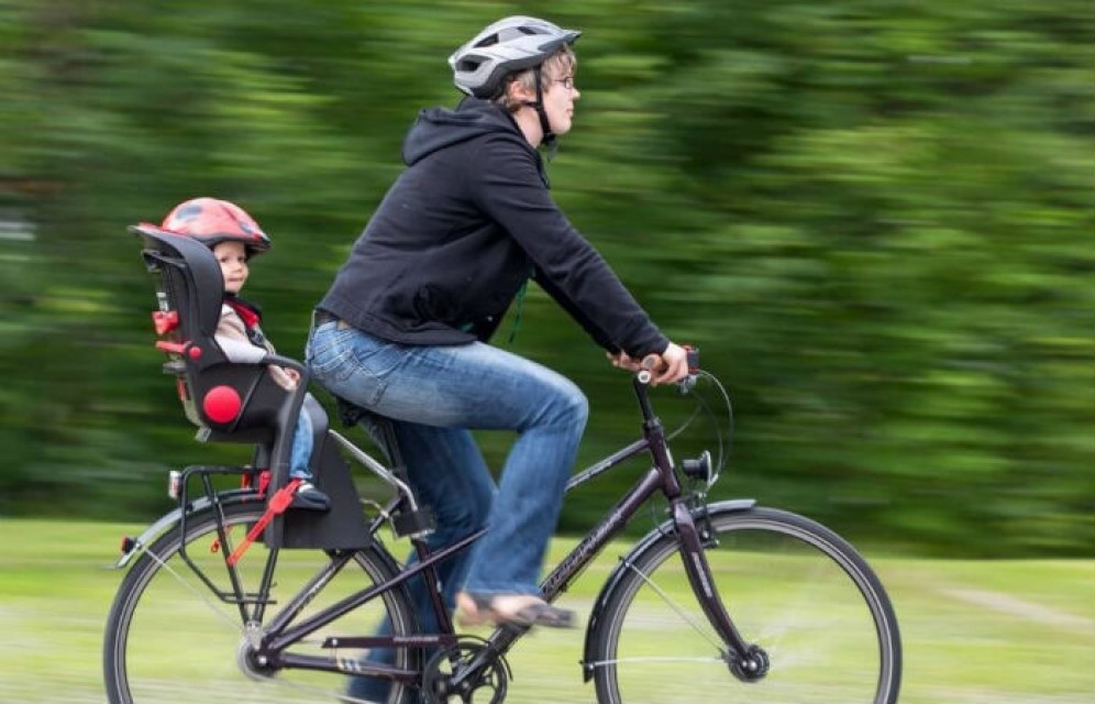 В Абазе 4-летняя девочка получила травмы, упав с багажника велосипеда