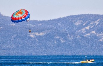 В Хакасии на Калининском карьере разбился парашютист