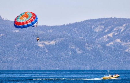 В Хакасии на Калининском карьере разбился парашютист