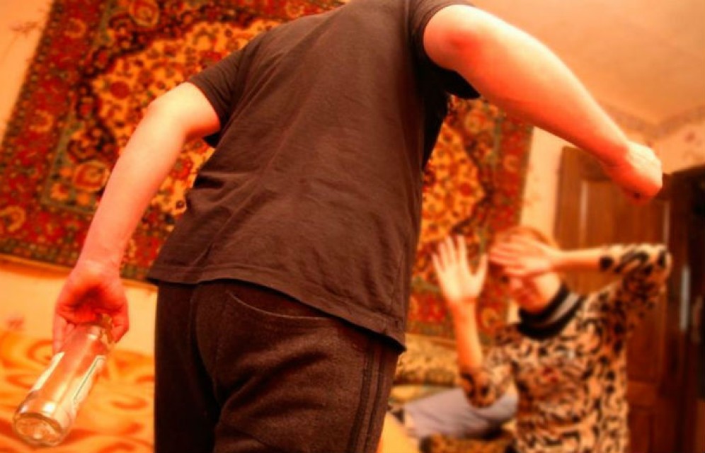 Житель Аскизского района избил односельчанку кочергой и изнасиловал