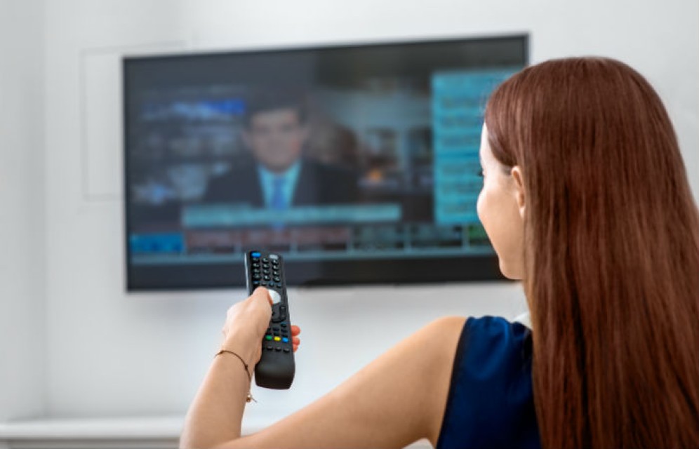 Опрос: большинство россиян узнают новости по ТВ