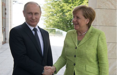 Не сошлись характерами: Путин напомнил Меркель об украинских националистах