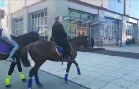 На Камчатке депутат из-за цен на бензин пересел на коня 