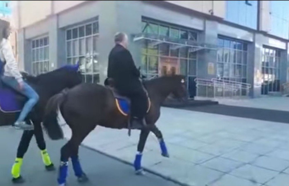 На Камчатке депутат из-за цен на бензин пересел на коня 