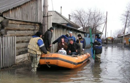 В тувинском городе Чадан паводком подтоплены десятки домов и участков