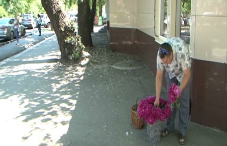 Житель Хакасии в знак протеста раздавал цветы в Абакане