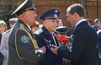 Медведев об оскорблениях в адрес властей: мы крепкие, мы не боимся