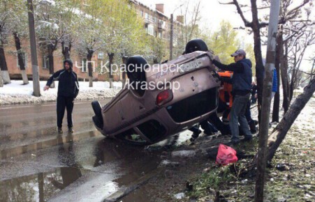 В Красноярске водитель перевернувшейся машины нашел выход из ДТП