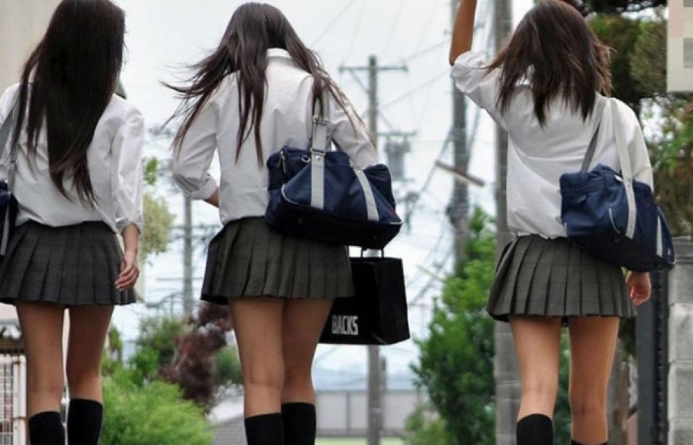 Из-за трансгендеров в британских школах запретили носить юбки