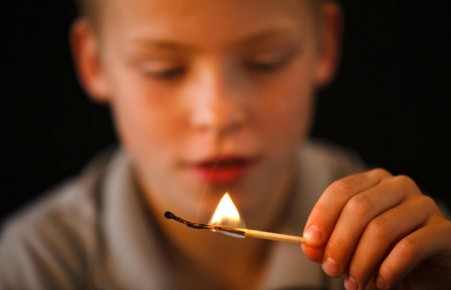 В Абакане дети устроили пожар на балконе общежития