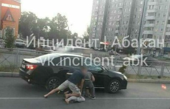 В Абакане мужчину задержали посреди проезжей части