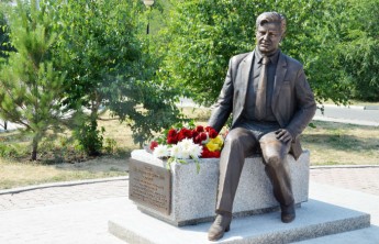 В Саяногорске открыли памятник первому директору Саяногорского алюминиевого завода