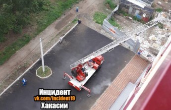 В Абакане с седьмого этажа сняли женщину