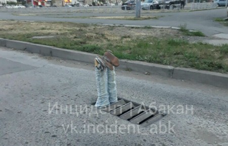 В Абакане прохожие обнаружили торчащие из ливневки ноги