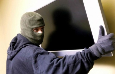 В Саяногорске сосед украл у пенсионерки телевизор, пока она хлопотала по хозяйству