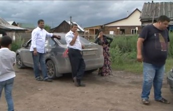 Цыганская община вернулась в Хакасию, но пока живёт в поле