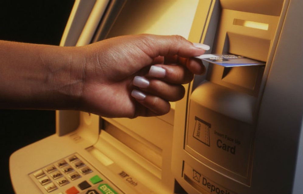 Жительница Черногорска украла с карты пенсионерки 22 тыс. рублей