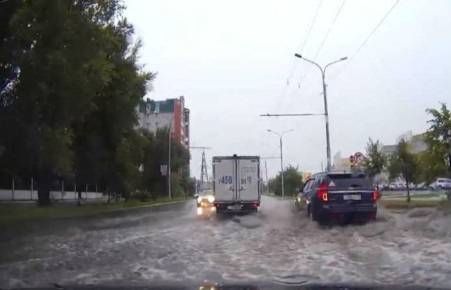 В Абакане круглосуточно откачивают воду с улиц