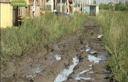 В Хакасии поселковые дороги после дождя превратились в грязную кашу