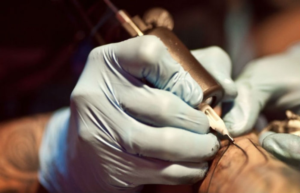 «Она сама просила»: пьяной школьнице из Красноярска набили на груди мужское достоинство