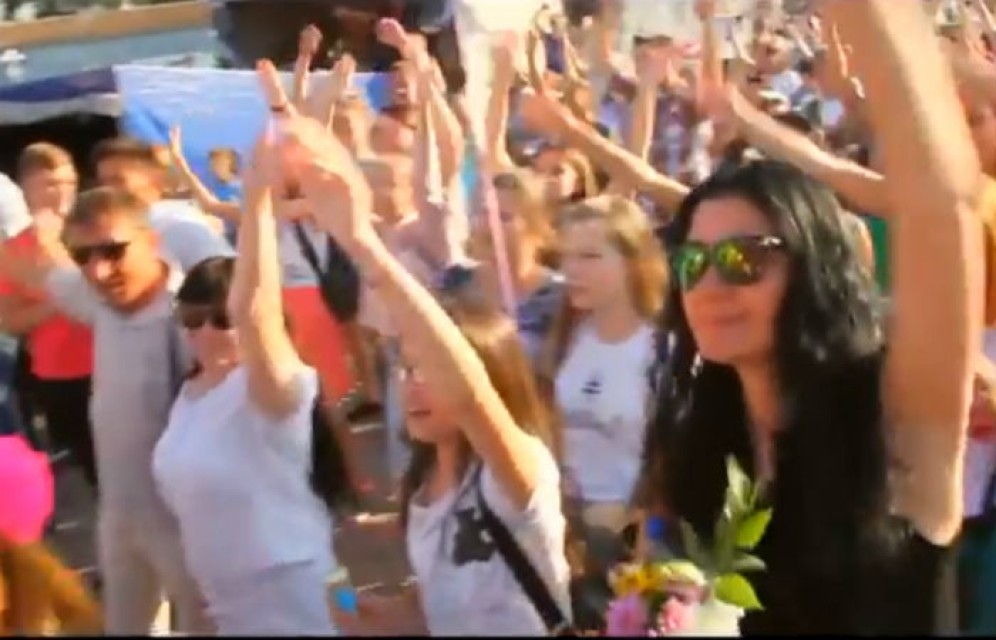 Сотни абаканцев снялись в музыкальном клипе