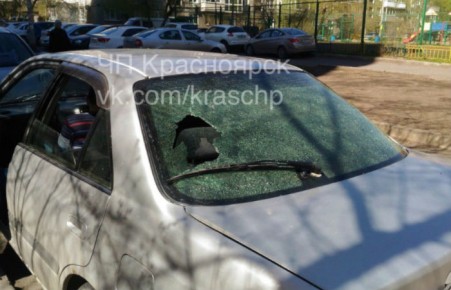 Ураган в Красноярске: сломанные деревья, поврежденные авто