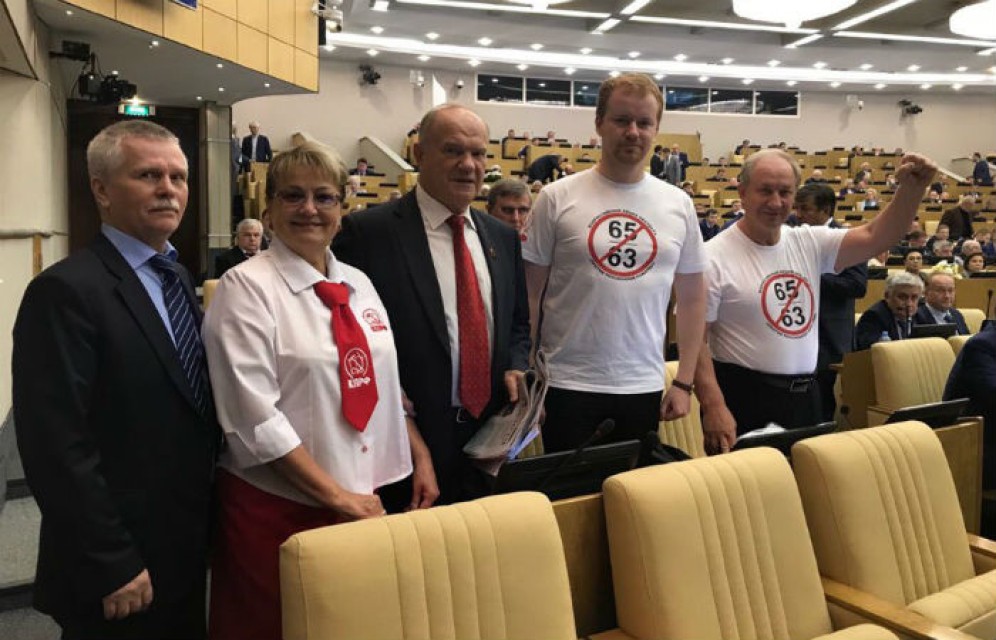 Депутаты пришли в Госдуму в футболках и получили нагоняй