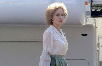 Анджелина Джоли стала кудрявой блондинкой