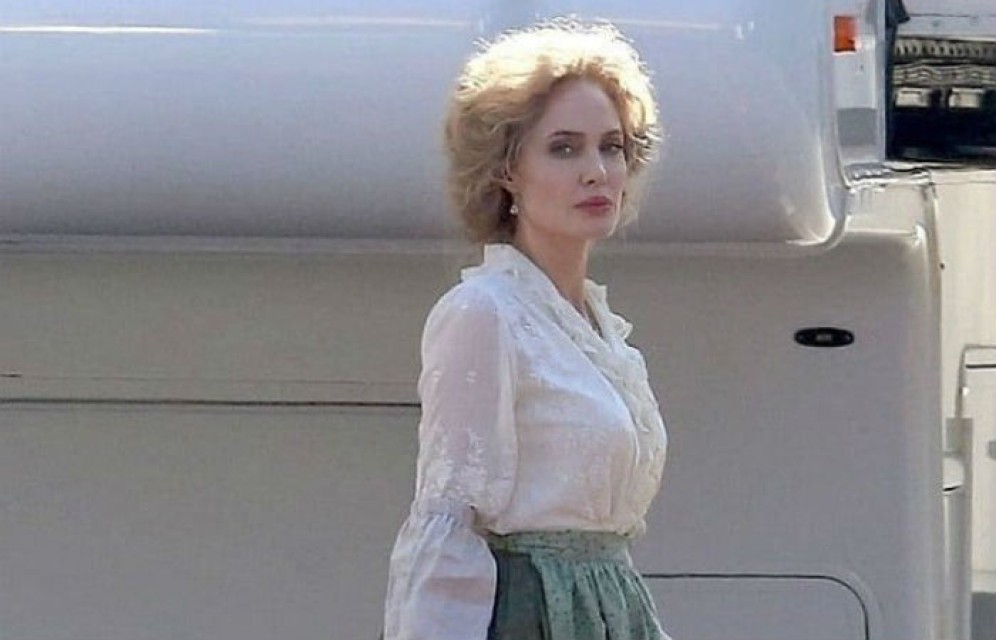 Анджелина Джоли стала кудрявой блондинкой