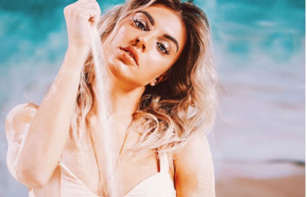 Фотограф создала пляж из манной крупы в Красноярске