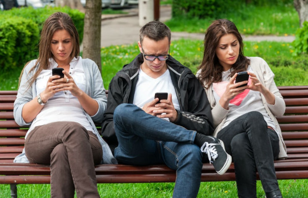 Опрос: две трети владельцев гаджетов в РФ используют их для избежания живого общения