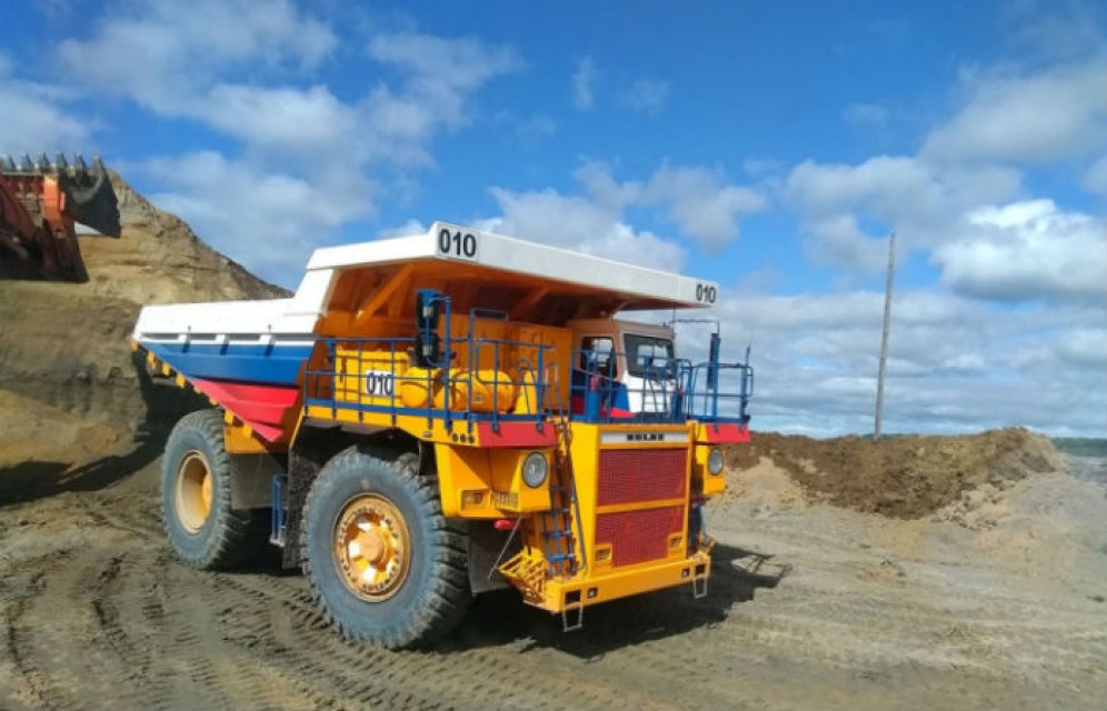 БелАЗ покрасил самосвалы в цвета российского триколора