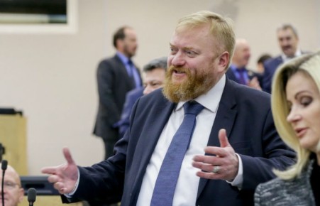 Милонов предложил запретить школьницам красить волосы