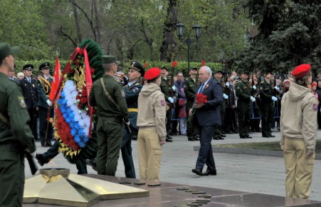 В Абакане торжественно возложили цветы к Мемориалу воинской славы