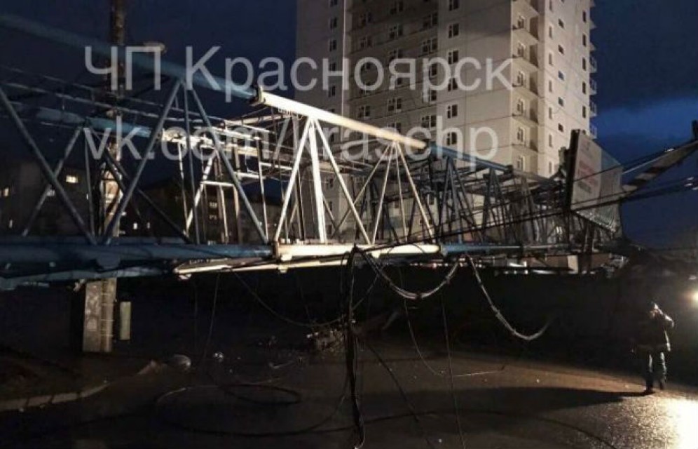 В Красноярске строительный кран рухнул на жилые дома