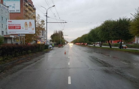 В Абакане пешеход, переходивший дорогу в неположенном месте, получил тяжелые травмы