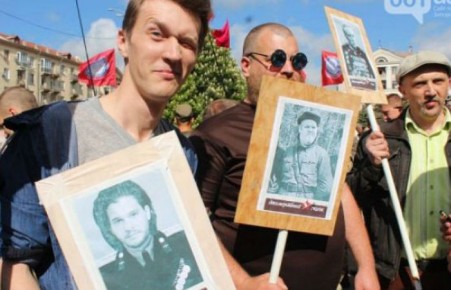 На «Бессмертный полк» в Запорожье принесли портреты персонажей «Игры престолов»
