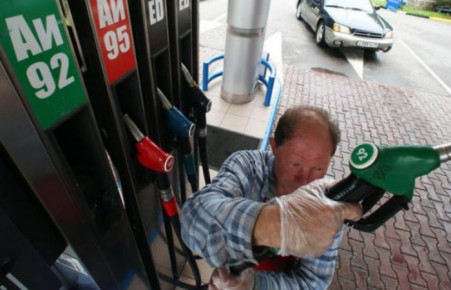 Правительство зафиксировало цены на топливо на уровне июня