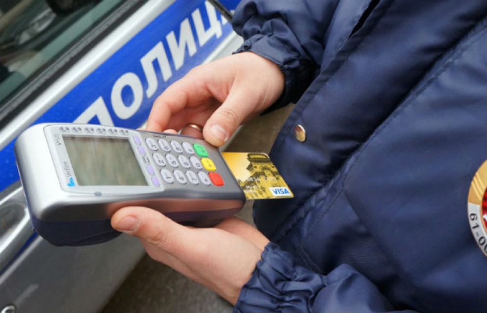 Мелкие штрафы ГИБДД начнут списывать с банковских карт