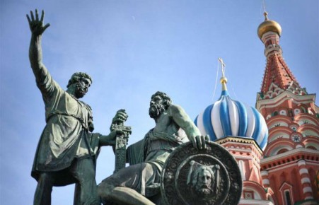 Россияне назвали оливье и «Войну и мир» символами единства