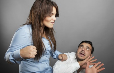 Жительница Саяногорска избила и ограбила прохожего