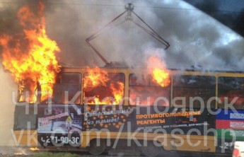 В Красноярске на полном ходу загорелся трамвай с пассажирами