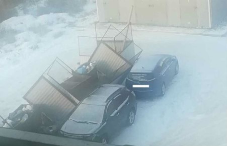 В Абакане ограждение мусорки упало на два автомобиля