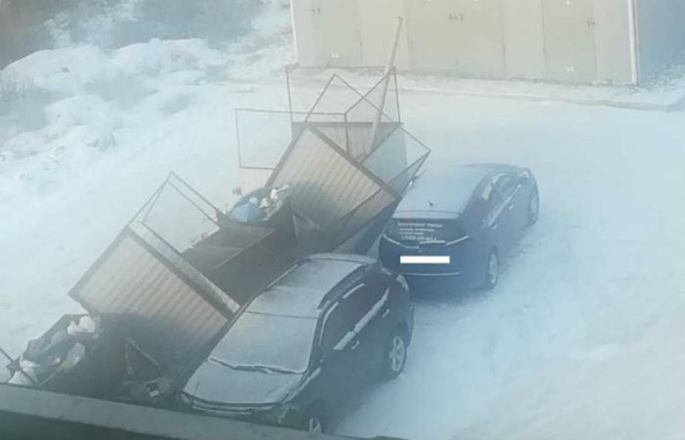 В Абакане ограждение мусорки упало на два автомобиля
