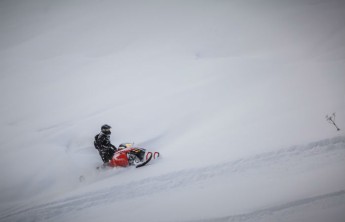 В Хакасии четвертый день ищут пропавших снегоходчиков