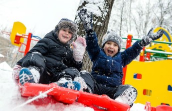 Роспотребнадзор рекомендует детям во время каникул восполнять дефицит активности на горках
